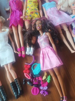 Lote de Barbies y accesorios
