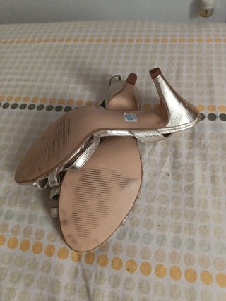 Sandalias doradas de tiras
