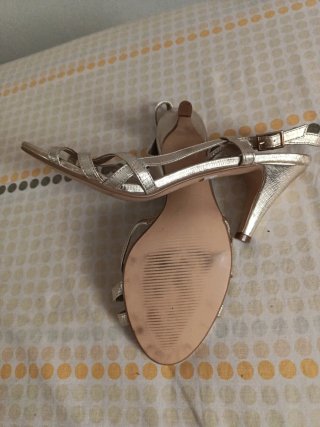 Sandalias doradas de tiras