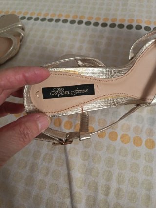 Sandalias doradas de tiras