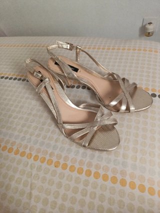 Sandalias doradas de tiras