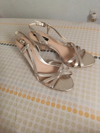 Sandalias doradas de tiras