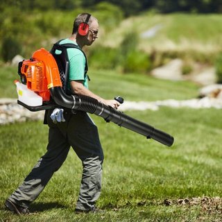 Soplador de Hojas de Mochila, Soplador de Hojas de Gas de 79CC 2 Tiempos con Tanque de Combustible de 3L, Volumen de Aire de 930CFM Velocidad de 184MPH, Ideal para Cuidado del Césped, Limpieza de ...