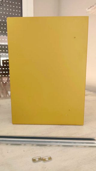 Estantería pared EKET IKEA color mostaza