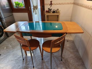 Mesa de cocina y 2 sillas madera