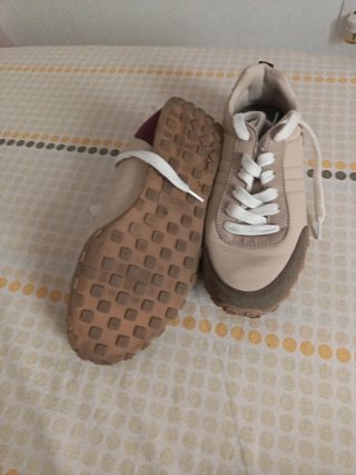 Zapatillas deportivas beige y rojo