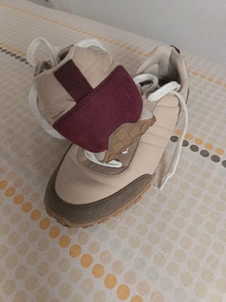 Zapatillas deportivas beige y rojo