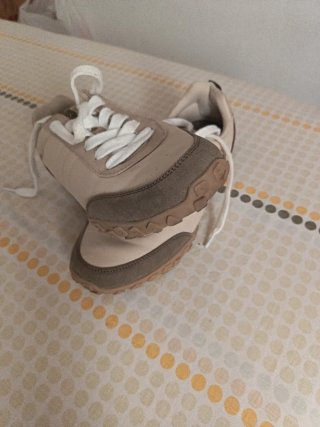 Zapatillas deportivas beige y rojo