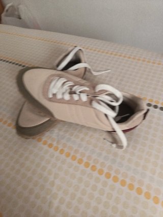 Zapatillas deportivas beige y rojo