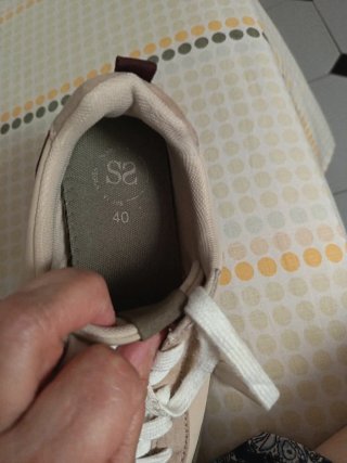 Zapatillas deportivas beige y rojo