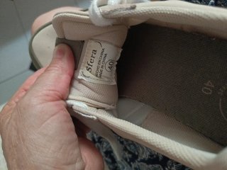 Zapatillas deportivas beige y rojo