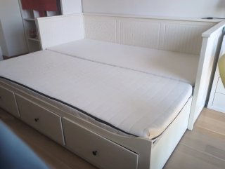 Diván Ikea Hemnes (329 euros nuevo) + 2 colchones