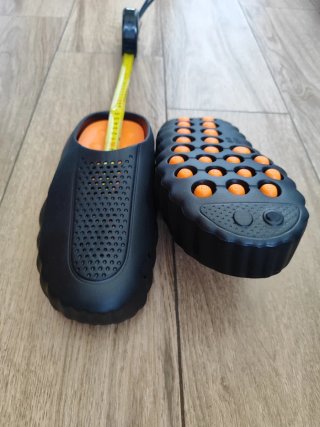 Chanclas modernas negras y naranjas