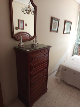 Cómoda de madera y cristal