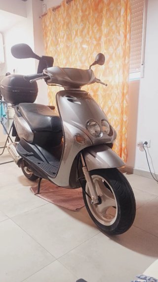 Moto Scooter Plata 100 cc yamaha