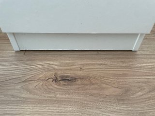 Mesa de noche blanca de madera