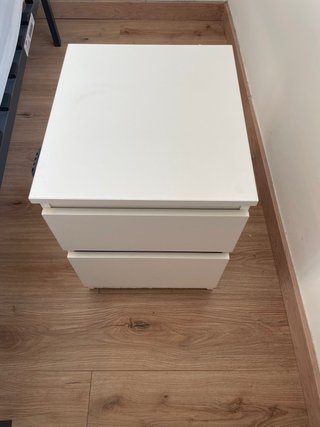 Mesa de noche blanca de madera