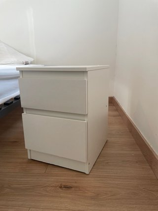 Mesa de noche blanca de madera
