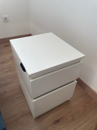 Mesa de noche blanca de madera