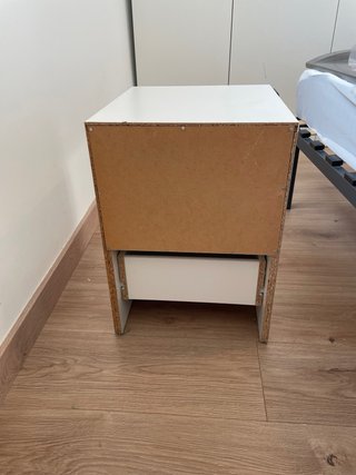 Mesa de noche blanca de madera