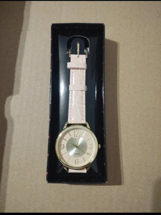 Reloj de pulsera dorado y rosa