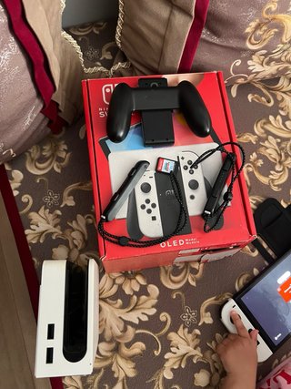 Nintendo Switch OLED Bianca e Nera