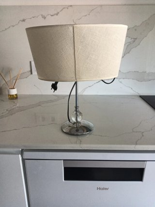 Lámpara de mesa beige y plateada