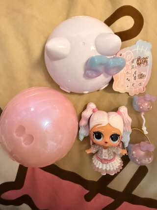 LOL Surprise x Hello Kitty Muñeca