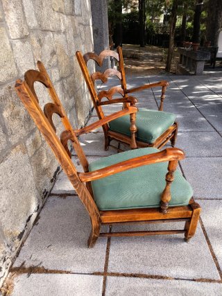 Pareja de butacas de madera tapizadas