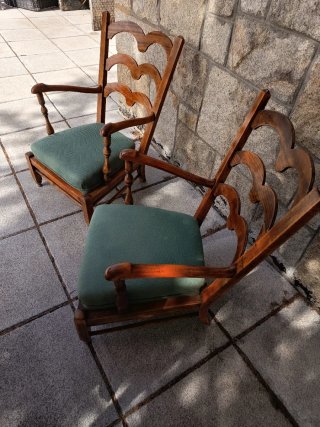 Pareja de butacas de madera tapizadas