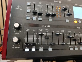 Behringer DeepMind 12 Sintetizador