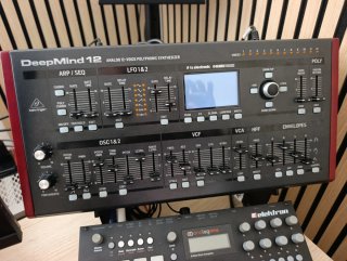 Behringer DeepMind 12 Sintetizador
