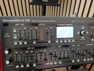 Behringer DeepMind 12 Sintetizador