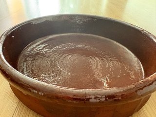 Cazuela de barro marrón