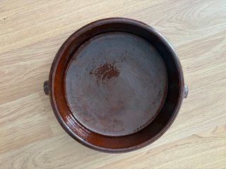 Cazuela de barro marrón