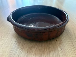 Cazuela de barro marrón