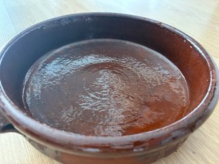 Cazuela de barro marrón