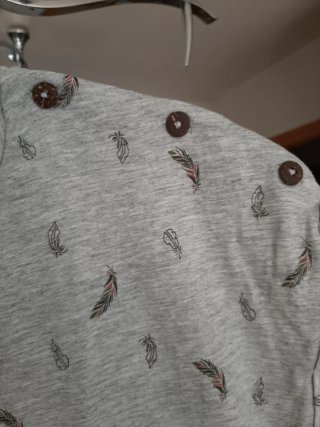 Camiseta gris con estampado de plumas