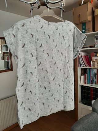 Camiseta gris con estampado de plumas