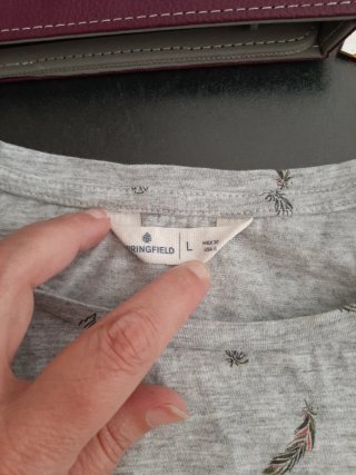 Camiseta gris con estampado de plumas