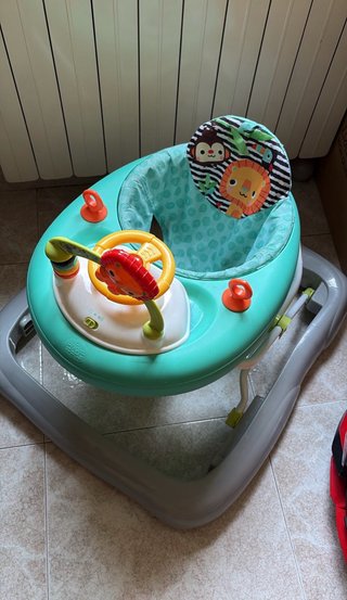 Caminador infantil con juguetes