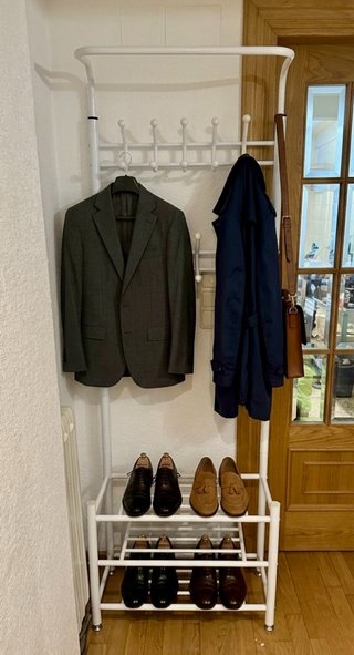 Perchero y zapatero.