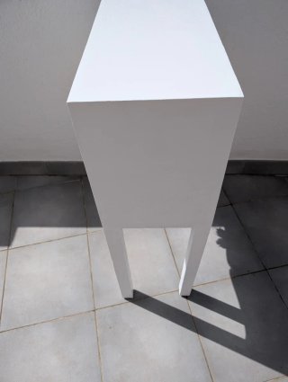 Consola estilo oriental blanca.