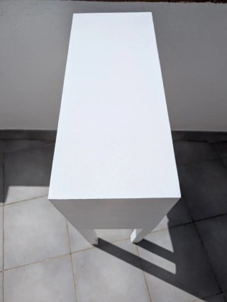 Consola estilo oriental blanca.