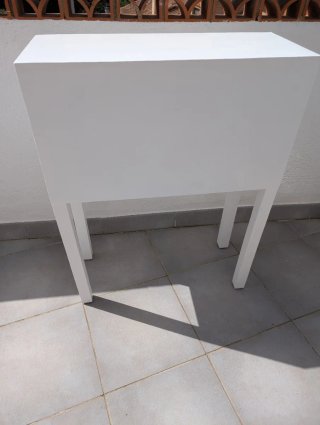 Consola estilo oriental blanca.