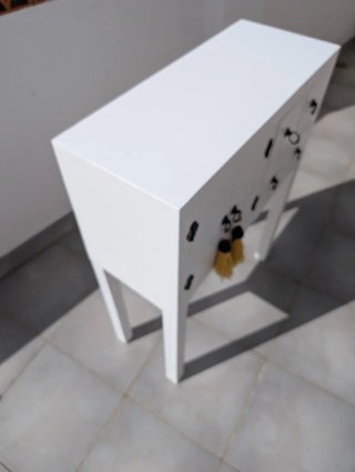 Consola estilo oriental blanca.
