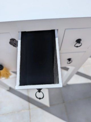 Consola estilo oriental blanca.