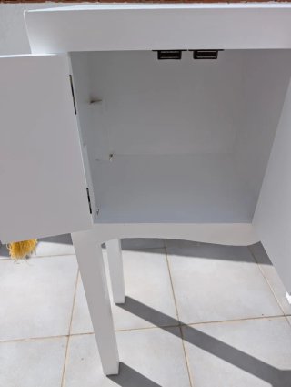 Consola estilo oriental blanca.