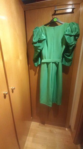 Vestido  de boda verde con mangas abullonadas.