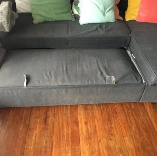 Sofa tipo chaislonge gris de Ikea.